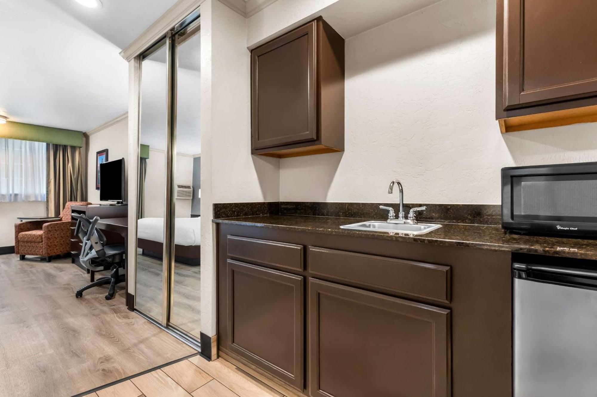Best Western Plus Parkway Inn Wilsonville Exterior photo